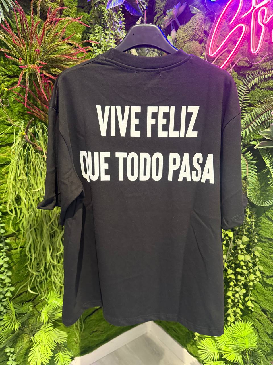 T-SHIRT VIVE FELIZ QUE TODO PASA